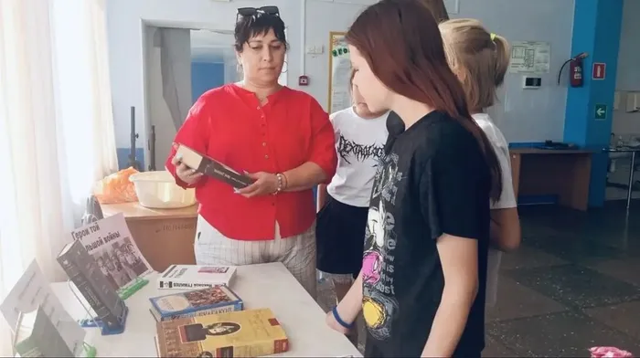 Фото у книжной выставки поэты и пис.2