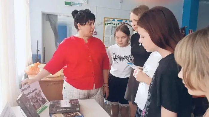 Фото у книжной выставки поэты и пис.